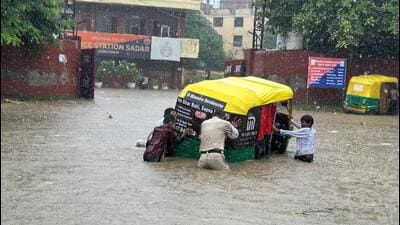 Vehicles wade through a waterlogged stretch during the heavy rain on Gurugram ector 47 road near Sadar Police Station on July 31. (Parveen Kumar/HT Photo) Vehicles wade through a waterlogged stretch during the heavy rain on Gurugram ector 47 road near Sadar Police Station on July 31. (Parveen Kumar/HT Photo)