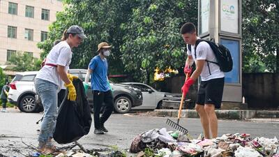 Volunteers of Let's Clean Gurugram cleaning the area on MG Road near Guru Dronacharya Metro Station on Sunday. (Parveen Kumar/HT Photo) Volunteers of Let's Clean Gurugram cleaning the area on MG Road near Guru Dronacharya Metro Station on Sunday. (Parveen Kumar/HT Photo)