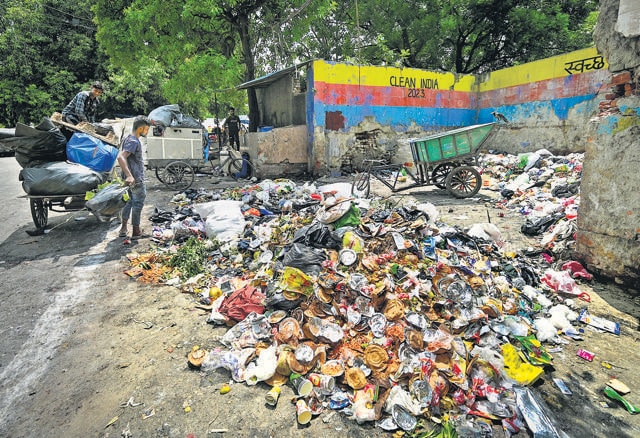 Garbage outside a dhalao in South Extension in New Delhi on August 21. (Sanchit Khanna/HT Photo) Garbage outside a dhalao in South Extension in New Delhi on August 21. (Sanchit Khanna/HT Photo)