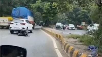 A commuter travelling in a car captured the incident on a mobile camera and posted the clip on social media (Screengrab) A commuter travelling in a car captured the incident on a mobile camera and posted the clip on social media (Screengrab)