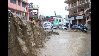 Heavy rain lashes Kullu on Monday. Torrential rains that lashed the state have thrown life out of gear in Himachal. The met department has predicted light rain at few places with moderate rain at many places and one or two intense spells at isolated places likely in Chamba, Kangra, Kullu, Mandi, Una, Bilaspur and Hamirpur. (Aqil Khan /HT) Heavy rain lashes Kullu on Monday. Torrential rains that lashed the state have thrown life out of gear in Himachal. The met department has predicted light rain at few places with moderate rain at many places and one or two intense spells at isolated places likely in Chamba, Kangra, Kullu, Mandi, Una, Bilaspur and Hamirpur. (Aqil Khan /HT)