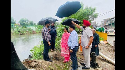 Mayor Inderjit Kaur during inspections in different areas of the city including the low lying areas alongside Buddha Nullah in Ludhiana on Monday. (HT Photo)