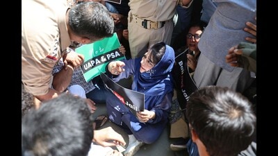 Peoples Democratic Party president Mehbooba Mufti urged chief minister Omar Abdullah to prevail upon home minister Amit Shah to transfer the undertrials back to J&K so that their families, many of whom are very poor, get to visit them and are able to provide them proper treatments. (Waseem Andrabi /HT) Peoples Democratic Party president Mehbooba Mufti urged chief minister Omar Abdullah to prevail upon home minister Amit Shah to transfer the undertrials back to J&K so that their families, many of whom are very poor, get to visit them and are able to provide them proper treatments. (Waseem Andrabi /HT)