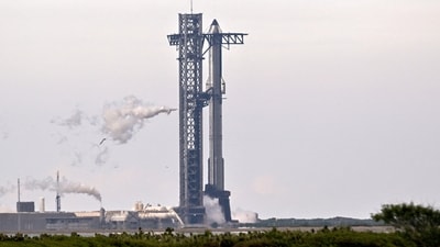 A SpaceX Super Heavy booster carrying the Starship spacecraft vents before the launch is scrubbed to allow for troubleshooting of a ground issue at the company's launch complex in Starbase, Texas, U.S., August 24, 2025. REUTERS/Steve Nesius (REUTERS)