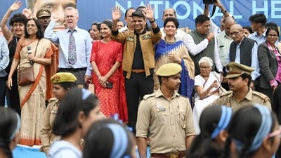 Shubhanshu Shukla and his wife Kamna welcomed to his school in Lucknow with students cheering his return. (Deepak Gupta/ Hindustan Times) Shubhanshu Shukla and his wife Kamna welcomed to his school in Lucknow with students cheering his return. (Deepak Gupta/ Hindustan Times)