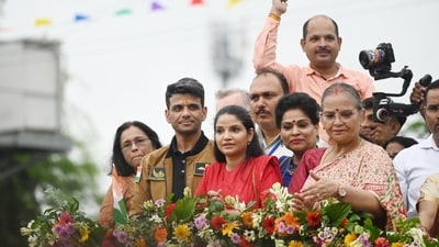 Shubhanshu Shukla on a roadshow in an open-top vehicle, standing alongside his family as supporters lined the streets to cheer him (Deepak Gupta/ Hindustan Times) Shubhanshu Shukla on a roadshow in an open-top vehicle, standing alongside his family as supporters lined the streets to cheer him (Deepak Gupta/ Hindustan Times)