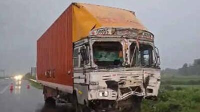 The accident occurred around 2:10am on the Bulandshahr–Aligarh border near the Arnia bypass. (HT sourced photo) The accident occurred around 2:10am on the Bulandshahr–Aligarh border near the Arnia bypass. (HT sourced photo)
