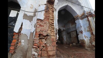 The structure has been deteriorating with its walls cracked and plaster peeling off. (Deepak Gupta/HT photo) The structure has been deteriorating with its walls cracked and plaster peeling off. (Deepak Gupta/HT photo)