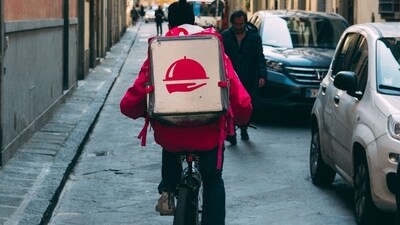 A Chinese woman trapped for 30 hours was rescued after a deliveryman noticed her blood-marked pillow bearing the emergency number 110. (Representational image/Unsplash) A Chinese woman trapped for 30 hours was rescued after a deliveryman noticed her blood-marked pillow bearing the emergency number 110. (Representational image/Unsplash)