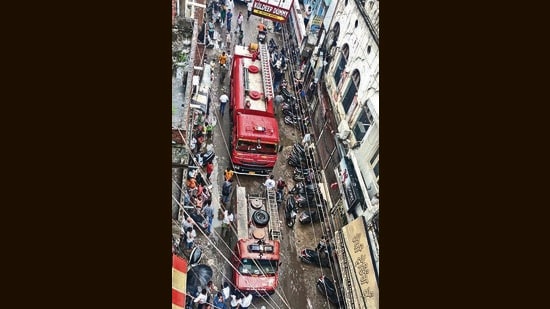 Fire engines heading towards the shop on fire in Sabun Bazar area in Ludhiana on Monday. (HT Photo)