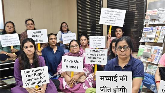 Mumbai, India - Aug. 25, 2025: Residents of Willingdon Heights hold placard while sitting out Chief Fire Officer Office at Byculla, in Mumbai, India, on Monday, August 25, 2025. (Photo by Anshuman Poyrekar/ Hindustan Times) (Hindustan Times)