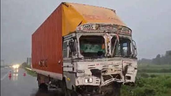 The accident occurred around 2:10am on the Bulandshahr–Aligarh border near the Arnia bypass. (HT sourced photo)