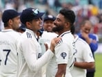  Mohammed Siraj celebrates with Shubman Gill after India won the match to draw the Test series in England.
