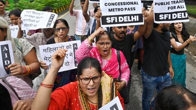 The protesters alleged that lakhs of students already spend over ₹100 per day on travel. (Sanjeev Verma/ Hindustan Times) The protesters alleged that lakhs of students already spend over ₹100 per day on travel. (Sanjeev Verma/ Hindustan Times)