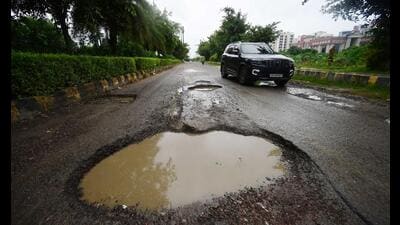 A potholed road in Lucknow’s Gomti Nagar Extension. (Deepak Gupta/HT Photo) A potholed road in Lucknow’s Gomti Nagar Extension. (Deepak Gupta/HT Photo)