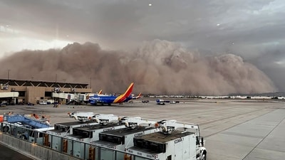 Towering cloud of dust at Phoenix Sky Harbor International Airport. (AP) Towering cloud of dust at Phoenix Sky Harbor International Airport. (AP)