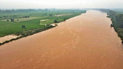 Authorities said the Sutlej has reached 4,400 cusecs, which is within safe limit. (Gurpreet Singh/HT) Authorities said the Sutlej has reached 4,400 cusecs, which is within safe limit. (Gurpreet Singh/HT)