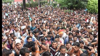 Cops had a tough time in managing the crowd and streamlining traffic movement. (HT photo) Cops had a tough time in managing the crowd and streamlining traffic movement. (HT photo)