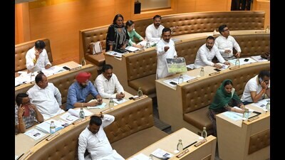 Councilors during the MC house meeting at municipal corporation office Sector 17 in Chandigarh on Tuesday. (Keshav Singh/HT) Councilors during the MC house meeting at municipal corporation office Sector 17 in Chandigarh on Tuesday. (Keshav Singh/HT)