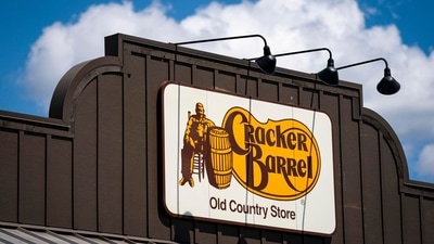 A Cracker Barrel restaurant, featuring the company's old logo, in Sterling, Virginia, US, on Tuesday (Bloomberg) A Cracker Barrel restaurant, featuring the company's old logo, in Sterling, Virginia, US, on Tuesday (Bloomberg)