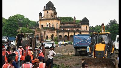 Encroachment was removed by LDA at Rifa-e-Aam Club in Wazirganj area in Lucknow on Tuesday (Mushtaq Ali/HT )