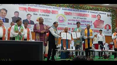 Governor Anandiben Patel at the 10th Convocation of Madan Mohan Malviya Technical University, in Gorakhpur, on Tuesday (HT Photo) Governor Anandiben Patel at the 10th Convocation of Madan Mohan Malviya Technical University, in Gorakhpur, on Tuesday (HT Photo)