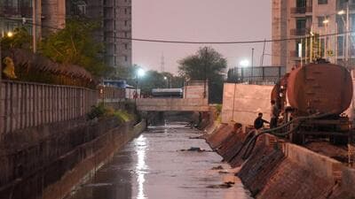 People dumping toxic water into the Badshahpur drain. (Parveen Kumar/HT ) People dumping toxic water into the Badshahpur drain. (Parveen Kumar/HT )