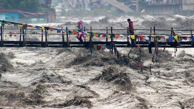 People walk on a bridge to cross the overflowing river Beas following heavy rain in Kullu district in the northern state of Himachal Pradesh, India, August 26, 2025. REUTERS/Aqil Khan TPX IMAGES OF THE DAY (REUTERS) People walk on a bridge to cross the overflowing river Beas following heavy rain in Kullu district in the northern state of Himachal Pradesh, India, August 26, 2025. REUTERS/Aqil Khan TPX IMAGES OF THE DAY (REUTERS)