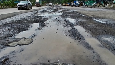 Even as property prices in Gurugram, Bengaluru, and Mumbai skyrocket, basic infrastructure, roads, drainage, sewage, worsens year after year.  (Photo for representational purposes only) ( Praful Gangurde / HT Photo) (praful Gangurde)