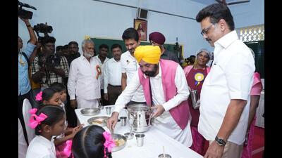 Punjab CM Bhagwant Mann and his Tamil Nadu counterpart, MK Stalin, serve food to students during the launch of the ‘breakfast scheme’ in Chennai on Tuesday. (PTI) Punjab CM Bhagwant Mann and his Tamil Nadu counterpart, MK Stalin, serve food to students during the launch of the ‘breakfast scheme’ in Chennai on Tuesday. (PTI)