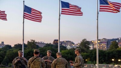 WASHINGTON, DC - AUGUST 25: National Guard members patrol carrying weapons near the Washington Monument on August 25 (Getty Images via AFP) WASHINGTON, DC - AUGUST 25: National Guard members patrol carrying weapons near the Washington Monument on August 25 (Getty Images via AFP)