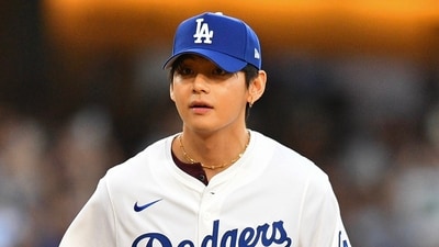 Kim Taehyung wore a No. 7 jersey and engaged with players before warming up on the field.