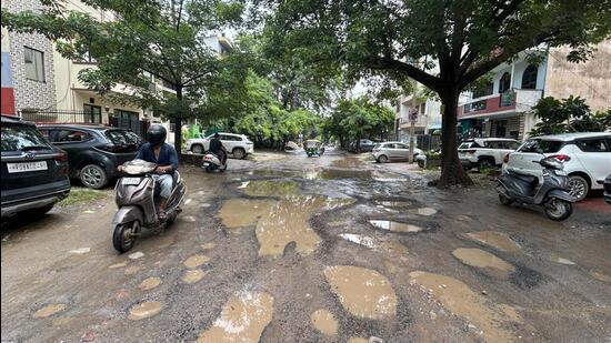 A pothole filled Sector 46 main road near community center in Gurugram on Tuesday. (Parveen Kumar/HT)