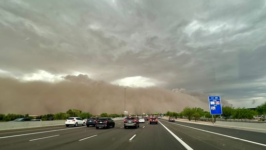 The weather agency advised people to "pull aside stay alive" and alerted drivers of very low visibility.(X@JAEswish)