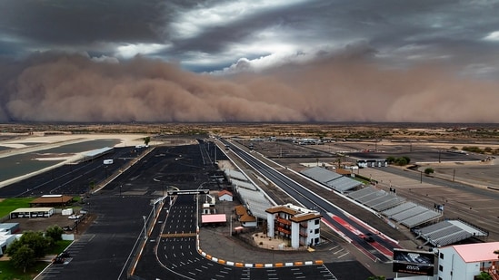 Following the storms, PowerOutage.us reports that over 60,000 people in Arizona lost power, with Maricopa County seeing the majority of outages.(X@rebilasphoto)