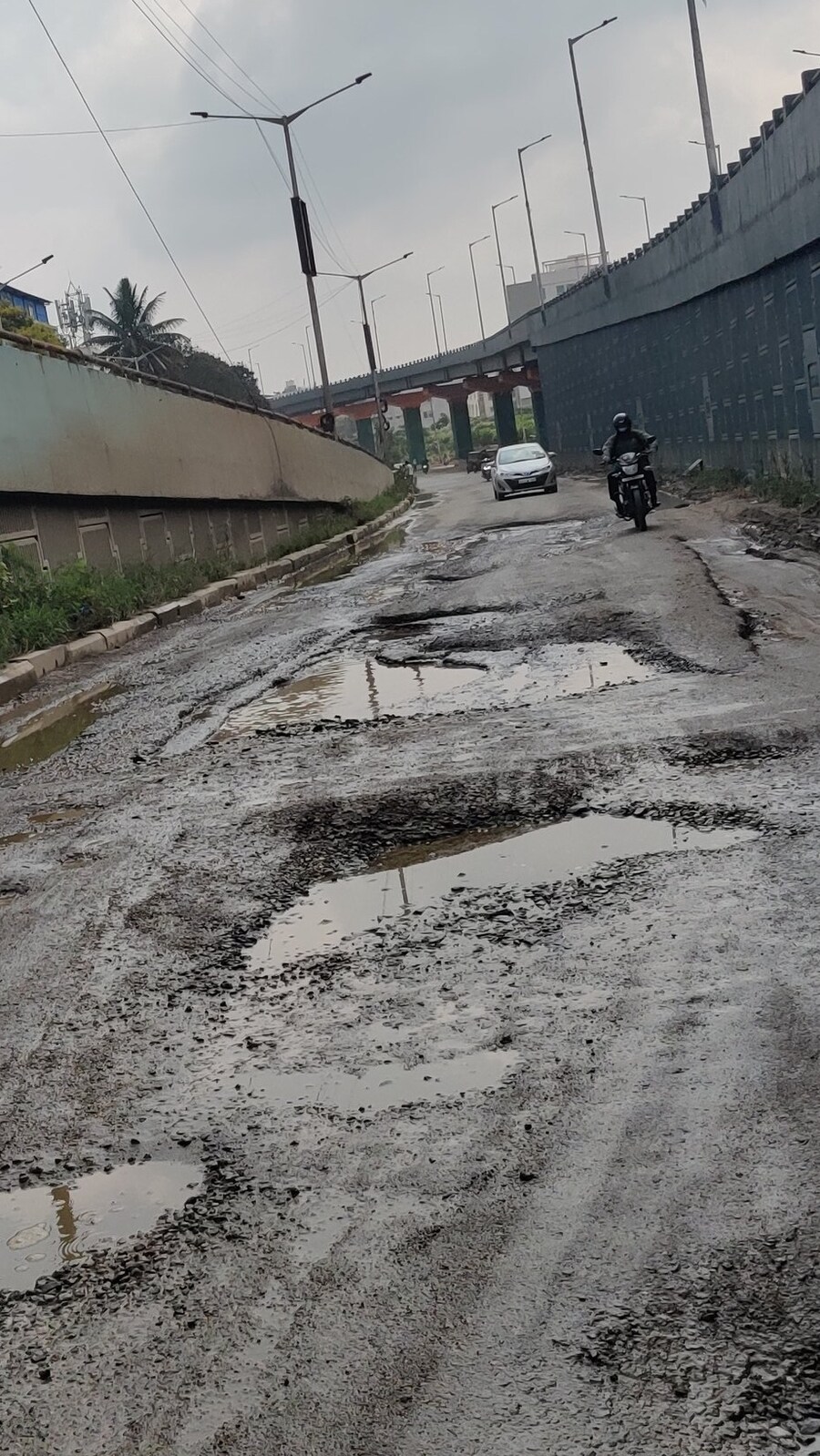 With temporary fixes proving ineffective, Bengaluru's residents are left frustrated as new potholes appear shortly after repairs. (Source: Shruti Agrawal/Twitter)