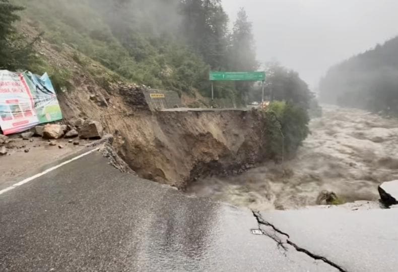 National Highway-305 closed due to landslide near Larji in Kullu district on Tuesday. (HT Photo)
