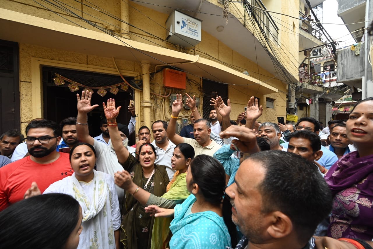 AAP workers protest against ED raids at Party leader Saurabh Bhardwaj's residence  in Chirag Delhi on Tuesday (Hindustan Times/ Arvind Yadav)