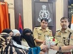 The victims presenting flowers to Mohanlalganj ACP Rajneesh Verma after the case was worked out. (HT) The victims presenting flowers to Mohanlalganj ACP Rajneesh Verma after the case was worked out. (HT)