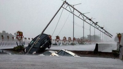 Vehicles plunge as a portion of the Fourth Tawi Bridge collapses at Bhagwati Nagar in Jammu on Tuesday. (ANI) Vehicles plunge as a portion of the Fourth Tawi Bridge collapses at Bhagwati Nagar in Jammu on Tuesday. (ANI)