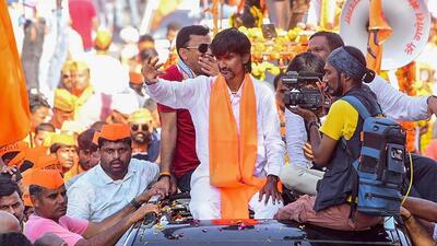 Maratha leader Manoj Jarange Patil leads the Maratha Reservation Front's march at Viman Nagar in Pune. (PTI) Maratha leader Manoj Jarange Patil leads the Maratha Reservation Front's march at Viman Nagar in Pune. (PTI)