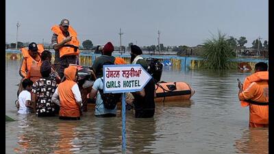 The students being rescued from Jawahar Navodaya Vidyalaya, Daburri in Gurdaspur. (HT photo) The students being rescued from Jawahar Navodaya Vidyalaya, Daburri in Gurdaspur. (HT photo)