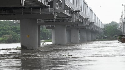 Water level of Yamuna river increasing at Yamuna Bazar near Nigam Bodh Ghat, after large quantity of water is being released every hour from the Wazirabad and Hathnikund barrages, which is pushing the water level up. (File/HT Photo)