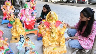 Girls buying idols of God Ganesh on the roadside on the eve of the Ganesh Chaturthi festival at Nehru Path in Patna, Bihar. (Santosh Kumar/ Hindustan Times)