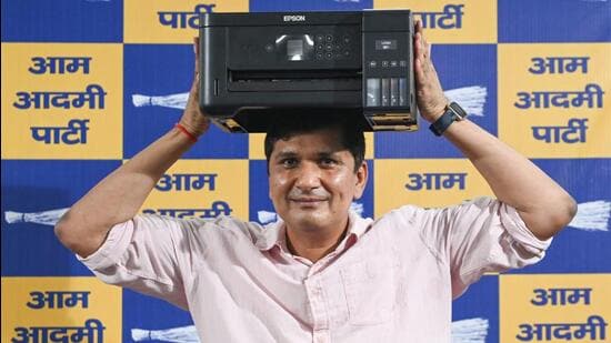 AAP leader Saurabh Bharadwaj holds up a printer as evidence of ED malfeasance. (Vipin kUmar/HT Photo)