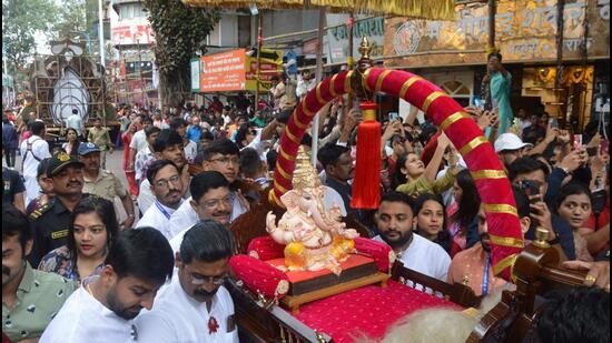 Procession of Tulsibaug Ganesh mandal. (MAHENDRA KOLHE/HT PHOTO)
