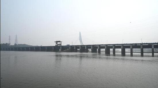 The DJB has invited expression of interest, seeking technological solutions, to treat drains and sub-drains with direct outfall into the Sahibi (Najafgarh drain) and the Yamuna. (HT Archive)