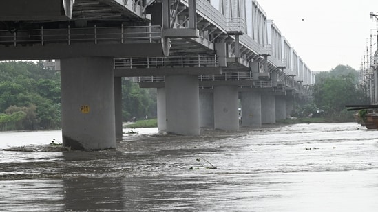 Water level of Yamuna river increasing at Yamuna Bazar near Nigam Bodh Ghat, after large quantity of water is being released every hour from the Wazirabad and Hathnikund barrages, which is pushing the water level up. (File/HT Photo)