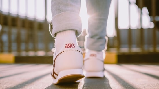 Price drop alert on ASICS shoes for men: Top 8 picks for every sport (Pexels)