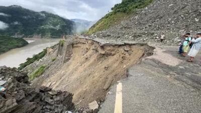 A stretch of the Mandi-Kullu highway collapsed due to a landslide near Pandoh in Mandi district on Thursday. (HT Photo) A stretch of the Mandi-Kullu highway collapsed due to a landslide near Pandoh in Mandi district on Thursday. (HT Photo)